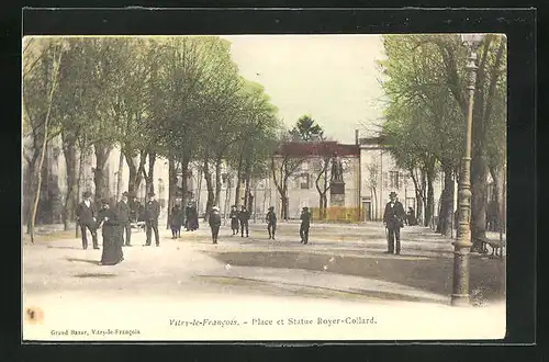 AK Vitry-le-Francois, Place et Statue Royer-Collard