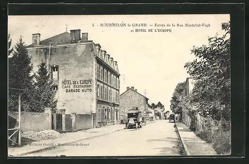 AK Mourmelon-le-Grand, Entrée de la Rue Maréchal-Foch et Hôtel de l`Europe