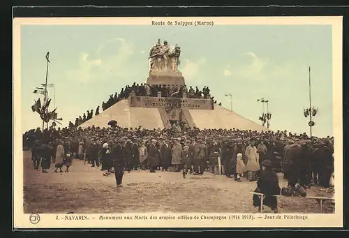 AK Navarin, Route de Suippes, Monument aux Morts des armées alliées de Champagne 1914-18, Jour de Pélerinage