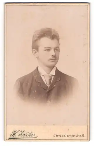 Fotografie H. Zeidler, Berlin S.W., Porträt eines jungen Mannes mit Krawatte