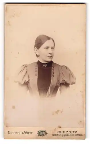 Fotografie Dietrich & Witte, Chemnitz, Porträt einer Dame mit zurückgebundenem Haar