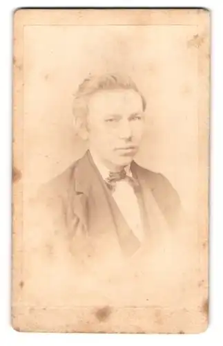 Fotografie F. W. Patzsch, Burgstädt, Porträt eines jungen Mannes mit Fliege