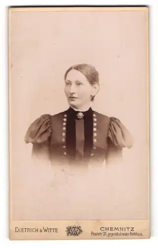 Fotografie Dietrich & Witte, Chemnitz, Porträt einer Dame mit zurückgebundenem Haar