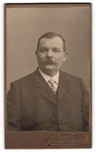 Fotografie Otto Martin, Dresden-Löbtau, Porträt eines Mannes mit Schnauzer und Krawatte