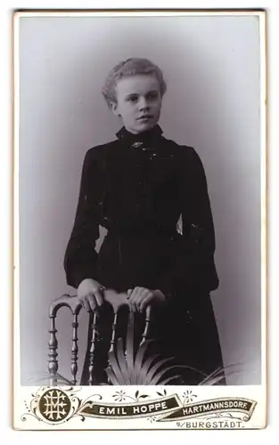 Fotografie Emil Hoppe, Hartmannsdorf, Portrait junge Dame im schwarzen Kleid an Stuhl gelehnt