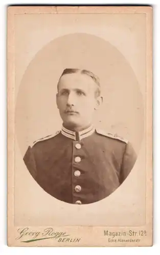 Fotografie Georg Rogge, Berlin, Portrait Soldat in Uniform