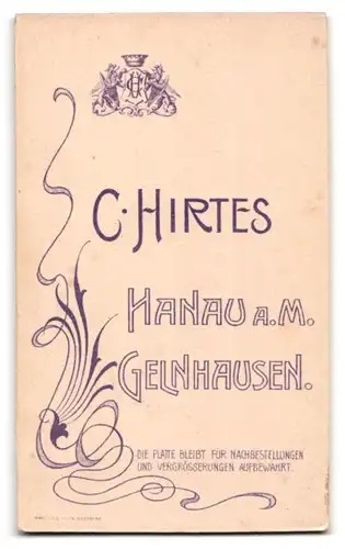 Fotografie C. Hirtes, Hanau a. M., Portrait junger Herr im Anzug mit Krawatte und Monokel