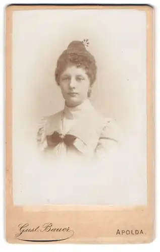 Fotografie Gustav Bauer, Apolda, Portrait junge Dame im eleganten Kleid mit Dutt