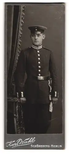 Fotografie Karl Wahl, Berlin-Schöneberg, Portrait Soldat in Uniform mit Schirmmütze
