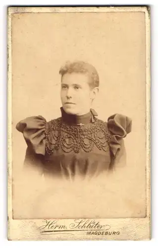 Fotografie Hermann Schlüter, Magdeburg, Portrait junge Dame mit zurückgebundenem Haar