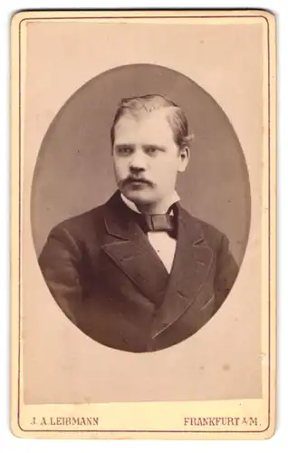 Fotografie J. A. Leibmann, Frankfurt a / M., Portrait junger Herr im Anzug mit Fliege und Schnurrbart