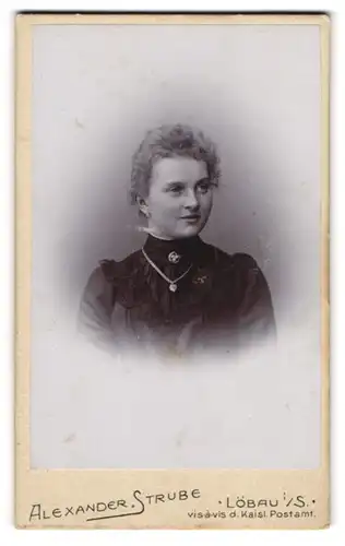 Fotografie Alexander Stube, Löbau i / S., Portrait junge Dame im schwarzen Kleid mit Herzkette