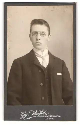 Fotografie Gg. Wahl, Schorndorf, Portrait junger Mann im Anzug mit Krawatte und Zwicker