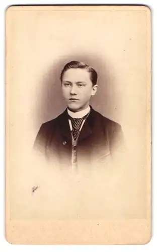 Fotografie Hans Styx, Giessen, Portrait junger Herr im Anzug mit Krawatte