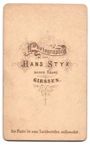 Fotografie Hans Styx, Giessen, Portrait stattlicher Herr im Anzug mit Fliege und Bart