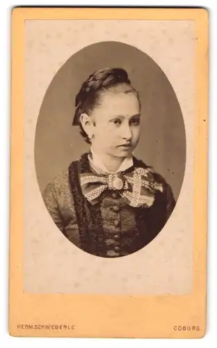 Fotografie Hermann Schwegerle, Coburg, Portrait junge Dame mit Flechtfrisur und Kragenschleife
