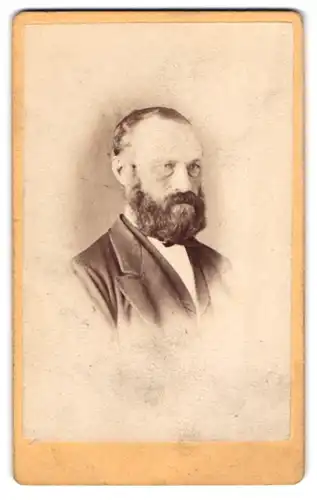 Fotografie Heinrich Hardt, Limburg a. d. Lahn, Portrait stattlicher Herr im Anzug mit Fliege und Bart