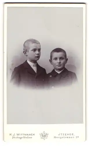 Fotografie H. J. Wittmaack, Itzehoe, Portrait zwei kleine Jungen in zeitgenössischer Kleidung