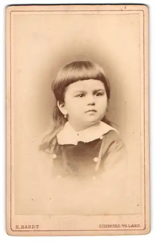 Fotografie H. Hardt, Limburg a / d. Lahn, Portrait kleines Mädchen im hübschen Kleid mit Ponyfrisur