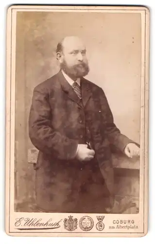 Fotografie E. Uhlenhuth, Coburg, Portrait stattlicher Herr im Anzug mit Krawatte und Bart