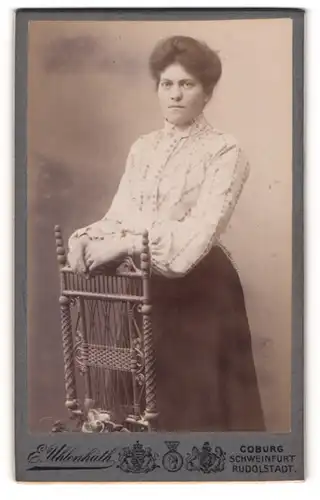 Fotografie E. Uhlenhuth, Coburg, Portrait junge Dame in hübscher Bluse an Stuhl gelehnt