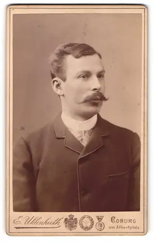 Fotografie E. Uhlenhuth, Coburg, Portrait junger Herr in modischer Kleidung mit Schnauzbart