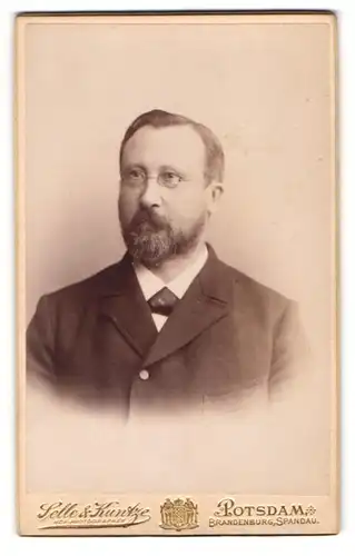 Fotografie Selle & Kuntze, Potsdam, Portrait stattlicher Herr im Anzug mit Brille und Bart