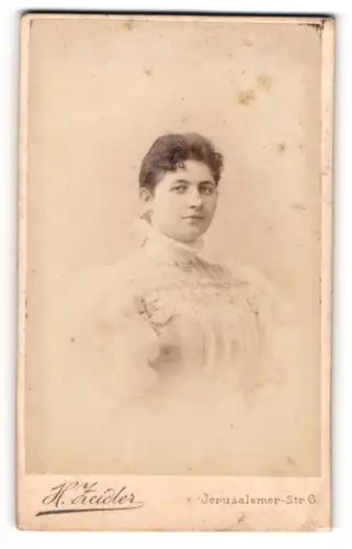 Fotografie H. Zeidler, Berlin-SW, Portrait junge Dame im hübschen Kleid mit Puffärmeln