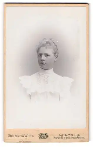 Fotografie Dietrich & Witte, Chemnitz, Portrait junge Dame mit zurückgebundenem Haar