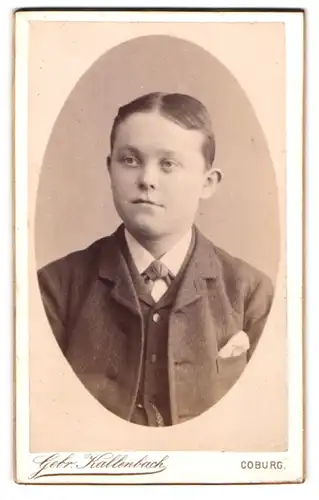 Fotografie Gebr. Kallenbach, Coburg, Portrait junger Herr im Anzug mit Fliege und Einstecktuch