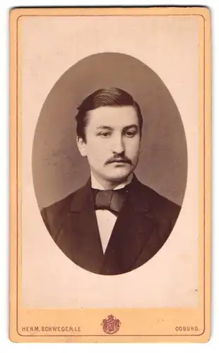Fotografie Hermann Schwegerle, Coburg, Portrait junger Herr im Anzug mit Fliege und Schnurrbart