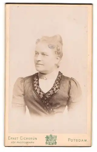 Fotografie Ernst Eichgrün, Potsdam, Portrait ältere Dame in hübscher Kleidung mit Dutt