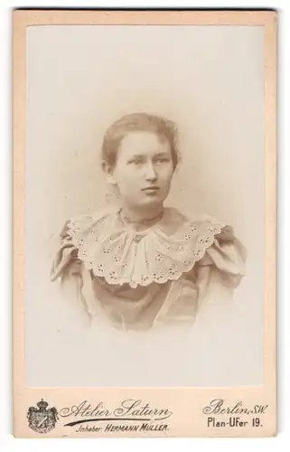 Fotografie Hermann Müller, Berlin-SW, Portrait junge Dame mit zurückgebundenem Haar
