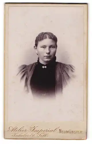 Fotografie A. Till, Neumünster, Portrait junge Dame mit zurückgebundenem Haar