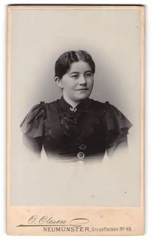 Fotografie O. Olesen, Neumünster, Portrait junge Dame mit zurückgebundenem Haar