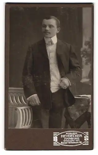 Fotografie Ottmar Heydecker, Hamburg, Portrait junger Herr im Anzug mit Fliege