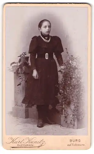 Fotografie Kurt Kunitz, Burg auf Fehmarn, Portrait junge Dame im schwarzen Kleid mit Perlenkette