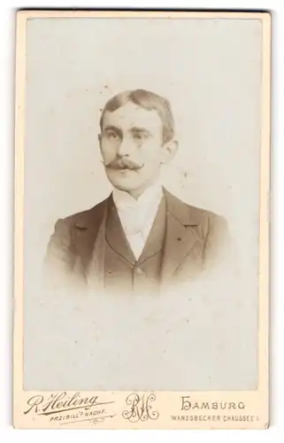 Fotografie R. Heiling, Hamburg, Portrait junger Herr im Anzug mit Krawatte und Zwirbelbart