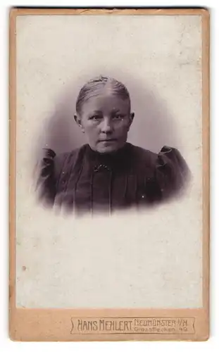 Fotografie Hans Mehlert, Neumünster i / H., Portrait ältere Dame im hübschen Kleid mit Kragenbrosche