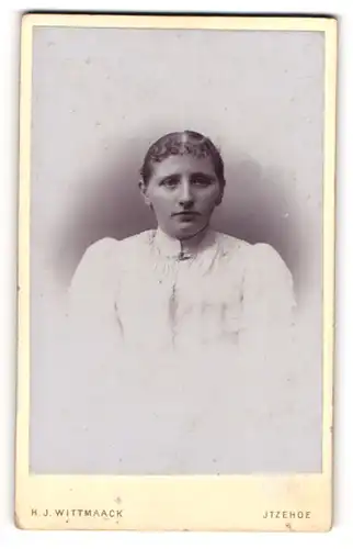 Fotografie H. J. Wittmaack, Itzehoe, Portrait junge Dame mit zurückgebundenem Haar