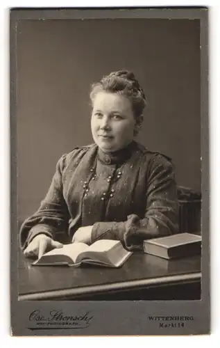 Fotografie Osc. Stensch, Wittenberg, Portrait bürgerliche Dame mit Buch am Tisch sitzend