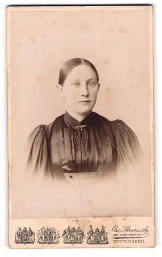 Fotografie Osc. Strensch, Wittenberg, Portrait junge Dame im schwarzen Kleid mit Puffärmeln