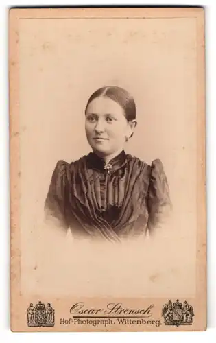 Fotografie Oscar Strensch, Wittenberg, Portrait junge Dame mit zurückgebundenem Haar