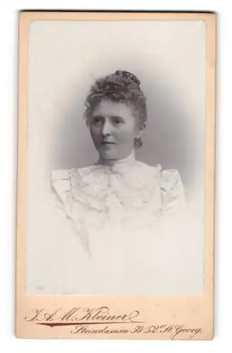 Fotografie J. A. M. Kleiner, Hamburg, Portrait junge Dame mit hochgestecktem Haar