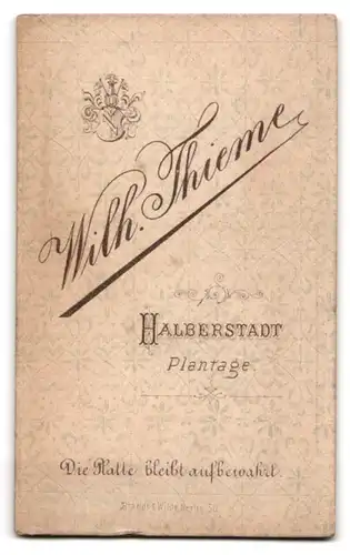 Fotografie Wilh. Thieme, Halberstadt, Portrait bürgerliches Paar in eleganter Kleidung mit Buch