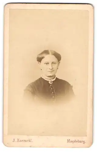 Fotografie J. Kosmehl, Magdeburg, Portrait junge Dame mit moderner Frisur