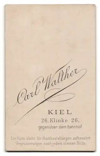 Fotografie Carl Walther, Kiel, Portrait junge Dame im eleganten Kleid mit Kreuzkette