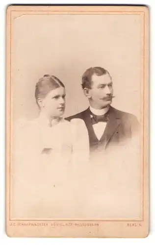 Fotografie J. C. Schaarwächter, Berlin, Portrait hübsches Paar in eleganter Kleidung