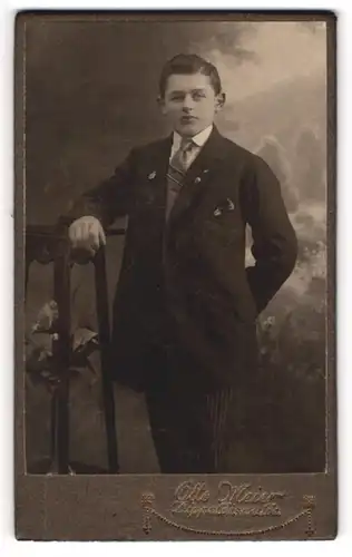 Fotografie Otto Meier, Dippoldiswalde, Portrait junger Mann in eleganter Kleidung an Tisch gelehnt