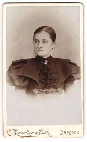 Fotografie C. Kortenkamp Nachf., Dresden, Portrait junge Dame mit zurückgebundenem Haar